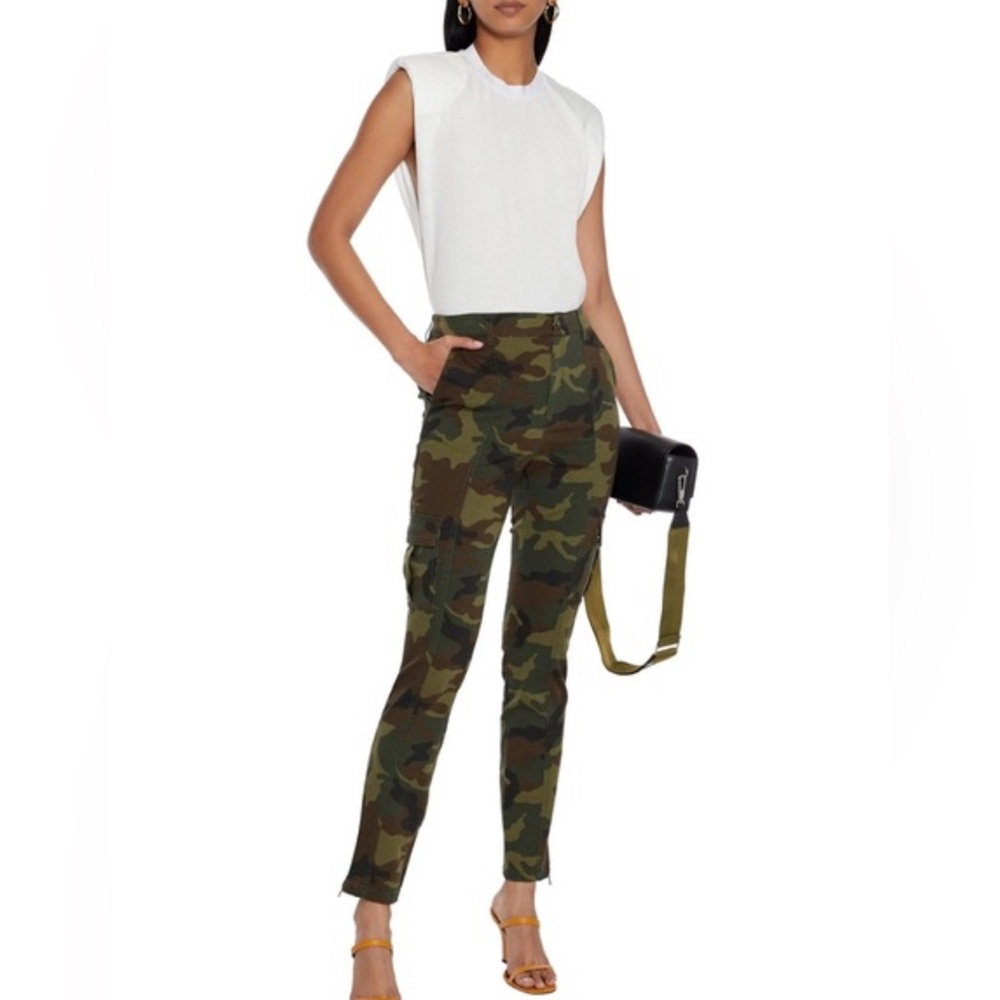 EUC Alice + Olivia Camouflaged Cargo Pants Sz 4 zipper bottom cargo